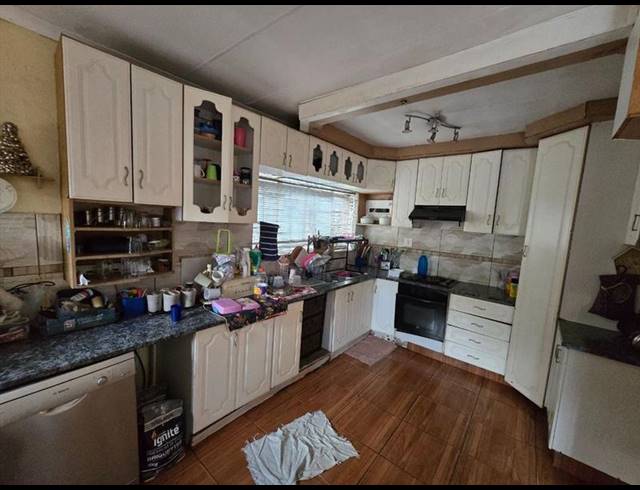 4 BEDROOM HOUSE FOR SALE IN KEMPTON PARK WEST